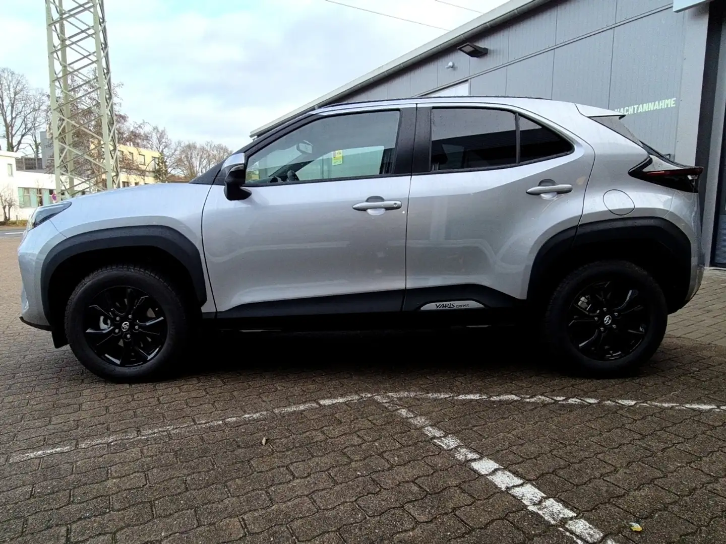 Toyota Yaris Cross 1,5-l-VVT-iE Hybrid Syst. 96kW (130 PS) Silber - 2