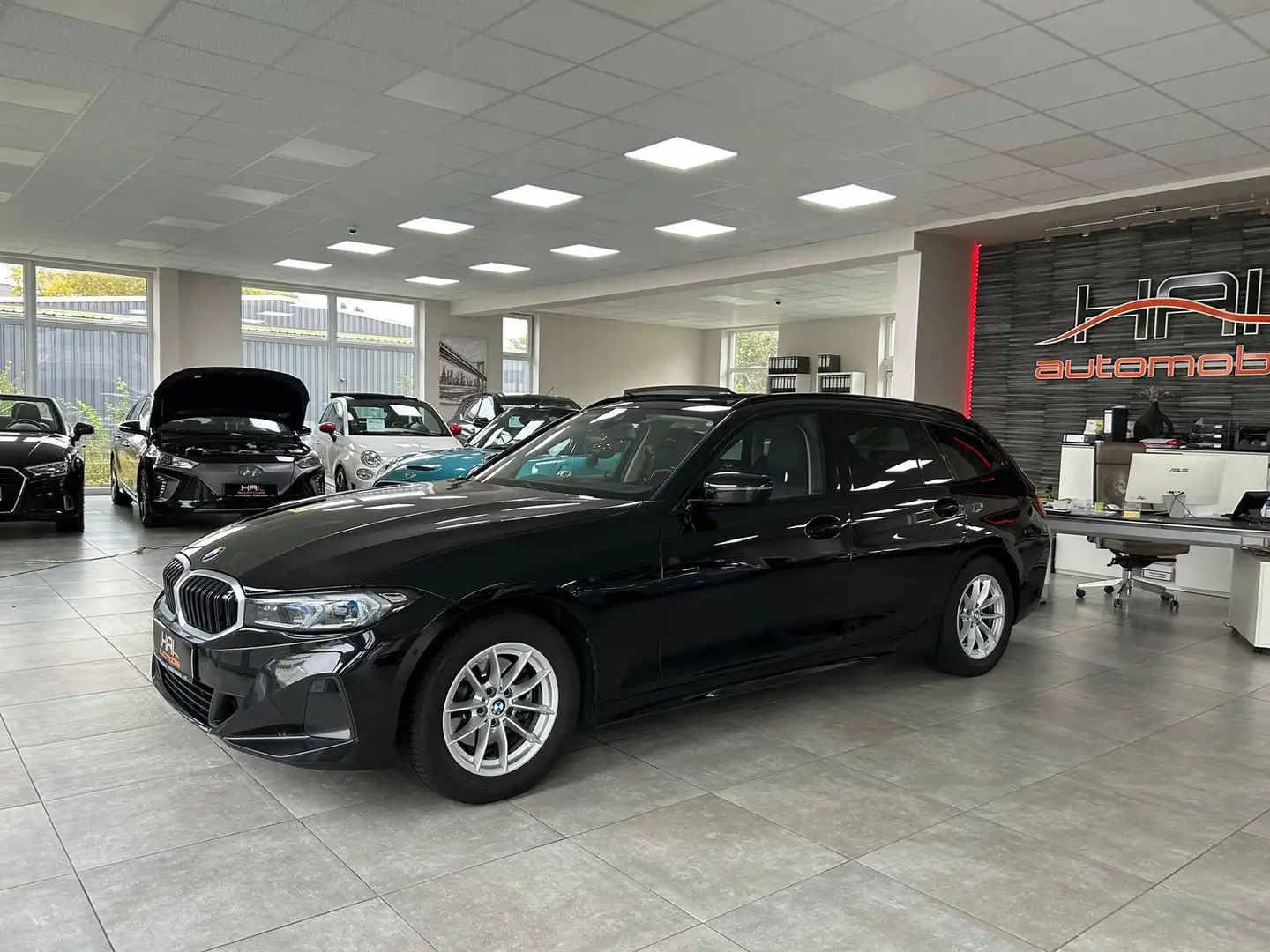 BMW 320 d Touring LiveCockpitProf Pano.Dach PDC HiFi Noir - 1