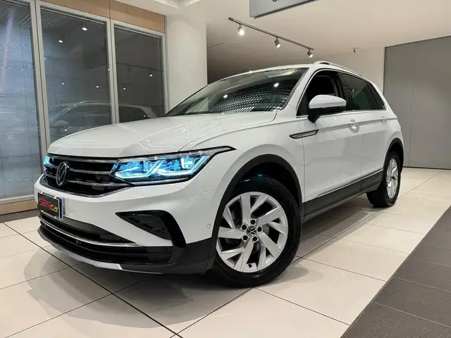 Volkswagen Tiguan view 3