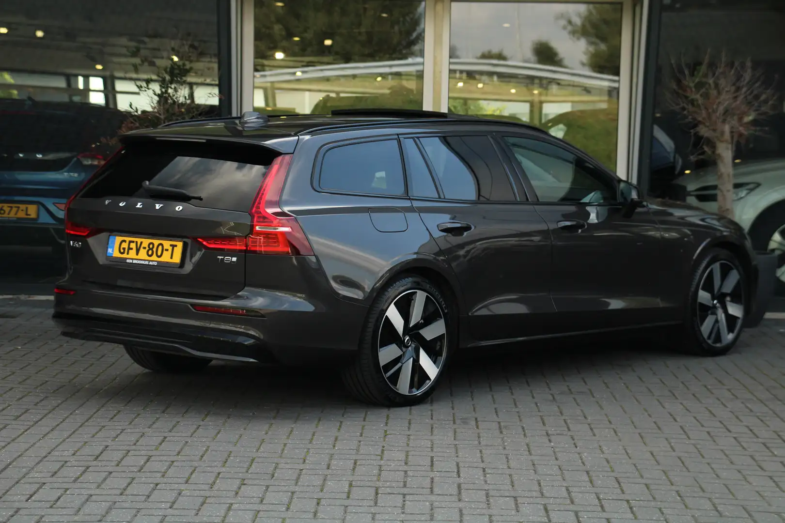 Volvo V60 2.0 T8 Plug-in hybrid AWD Ultra Dark | Head-Up | P Grau - 2