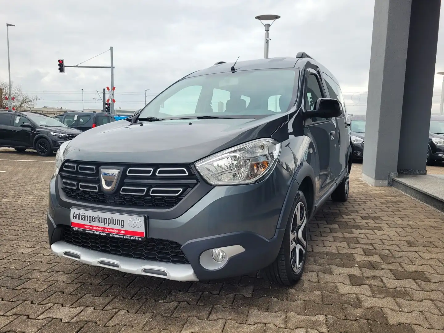 Dacia Dokker Stepway Celebration Turbo*AHK,PDC,NAVI* Grau - 1