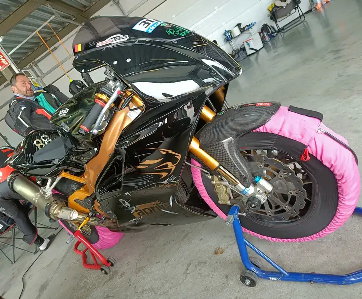 Aprilia RSV 1000 R - foto 3