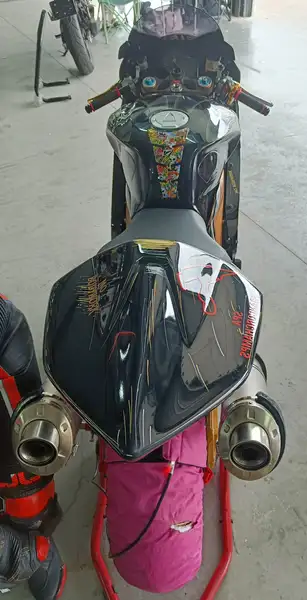 Aprilia RSV 1000 R - foto 5