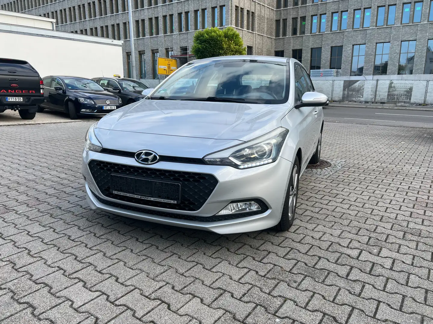 Hyundai i20 Basis Facelift/Spurhalte/PDC/TÜV /Service Neu Silber - 1