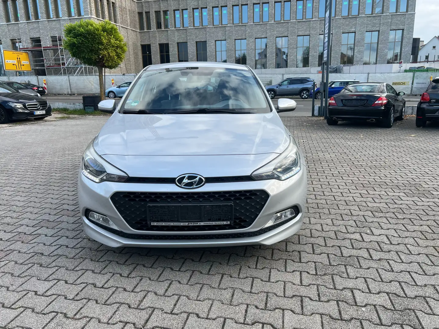 Hyundai i20 Basis Facelift/Spurhalte/PDC/TÜV /Service Neu Silber - 2