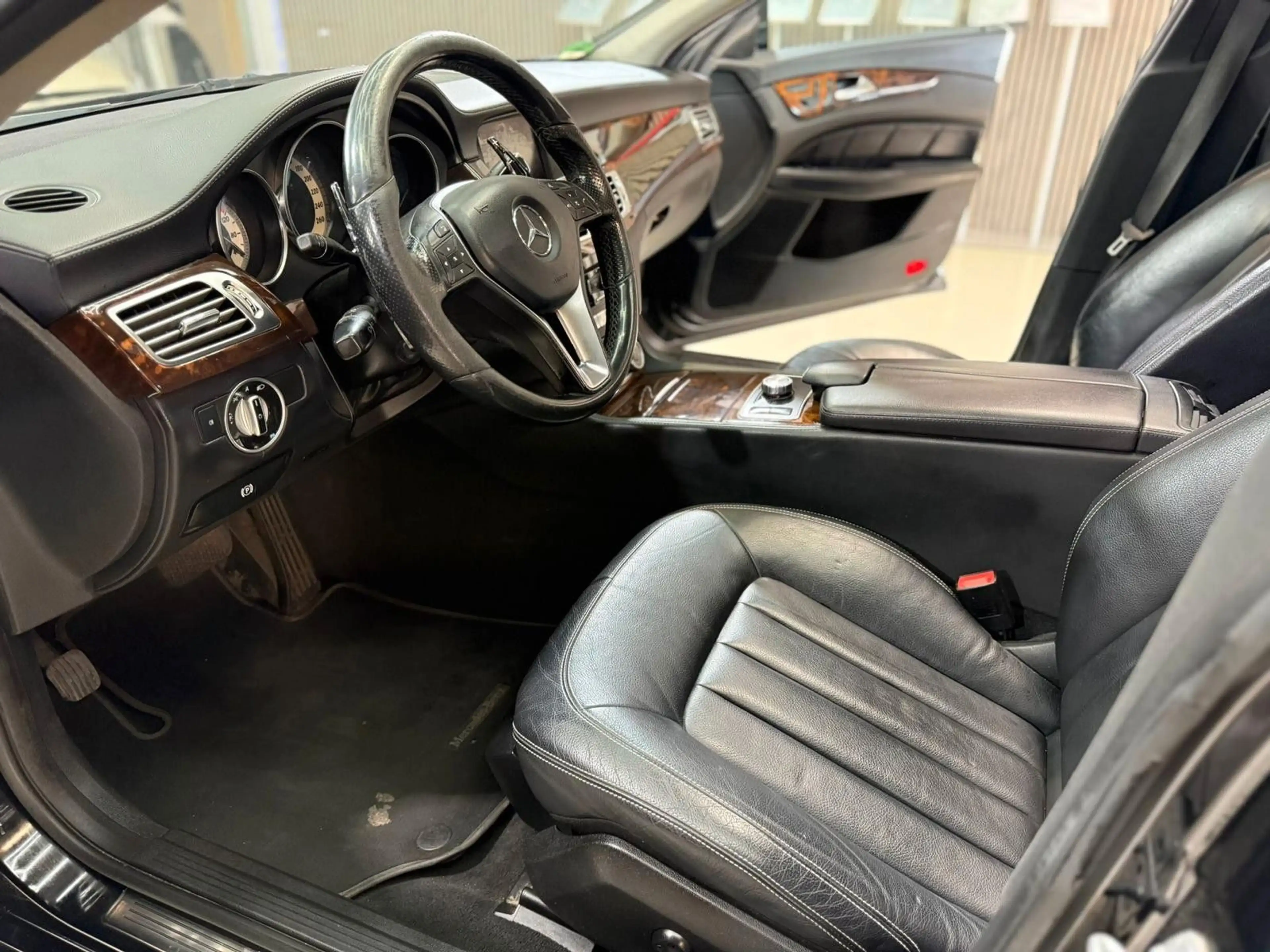 Mercedes-Benz CLS 350 BE PDC Navi Xenon Foliert Export — photo 12