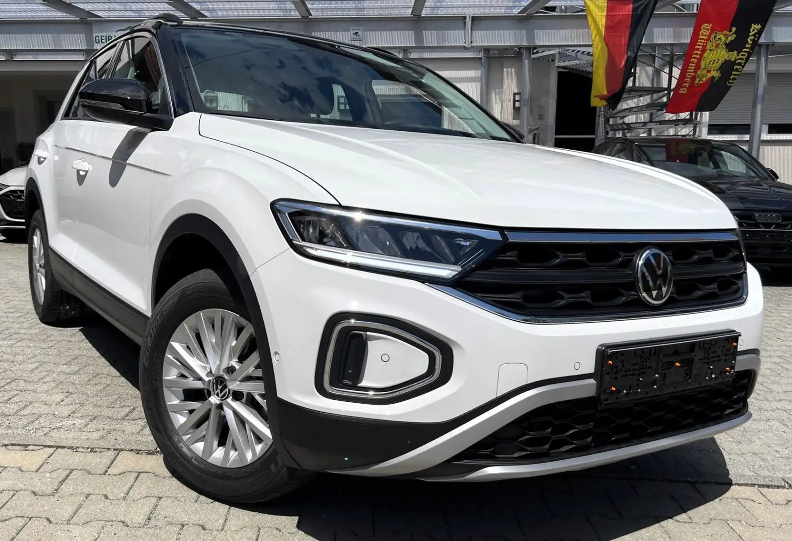 Volkswagen T-Roc Life 1,5 TSI, AHK, ACC, Navi Weiß - 1