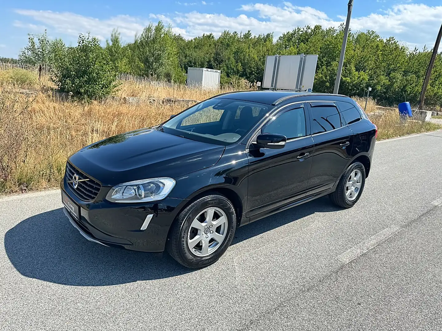 Volvo XC60 D4 Kinetic AWD Geartronic Schwarz - 2