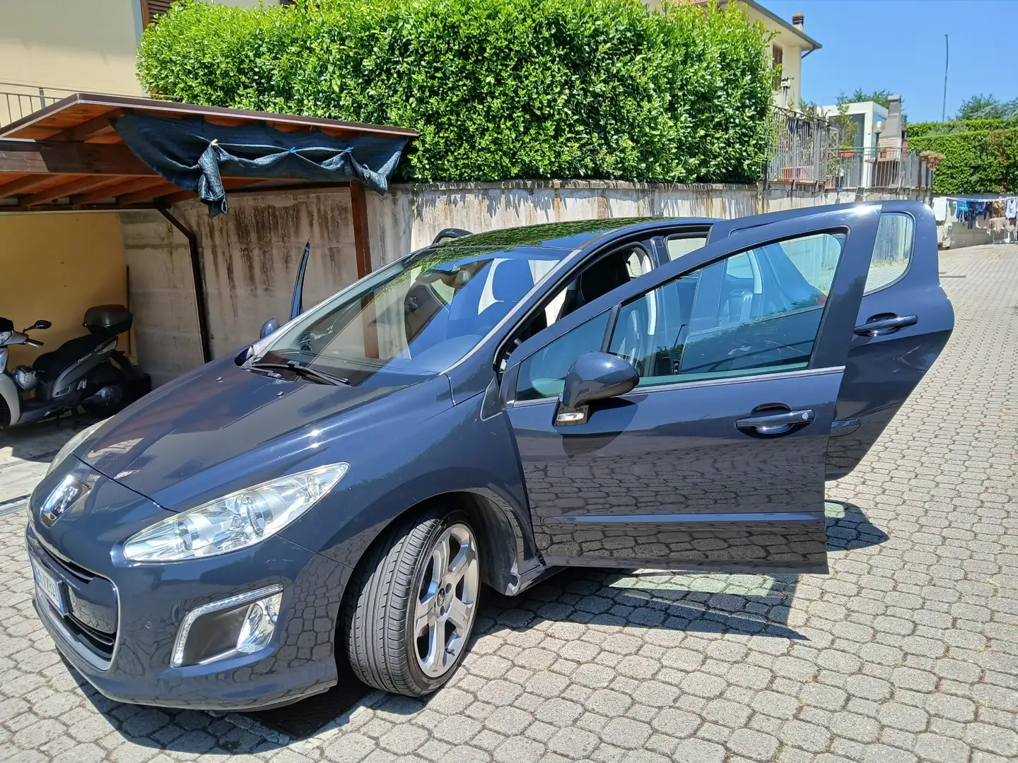 Peugeot 308 5p 1.6 e-hdi 8v Allure s&s 112cv robot - 1