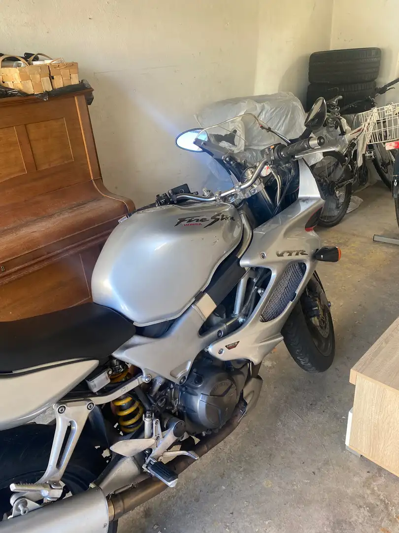 Honda VTR 1000 Firestorm Plateado - 2