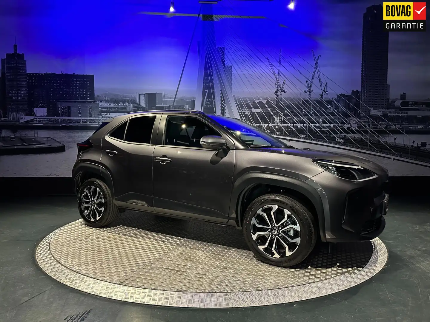 Toyota Yaris Cross 1.5 Hybrid First Edition *1e eigenaar*AllSeason* Grijs - 1