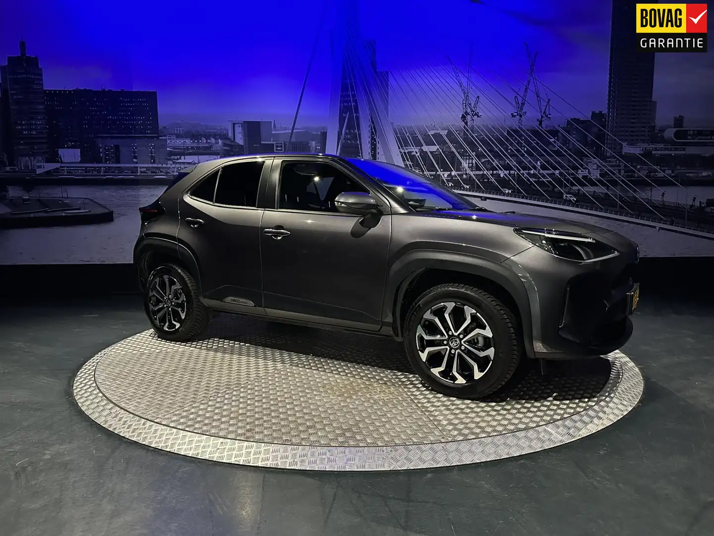Toyota Yaris Cross 1.5 Hybrid First Edition *1e eigenaar*AllSeason* Grau - 1