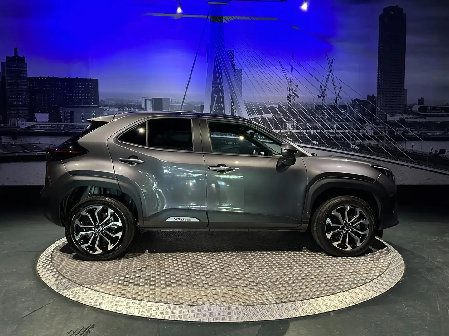 Toyota Yaris Cross 1.5 Hybrid First Edition *1e eigenaar*AllSeason* Grijs - 2