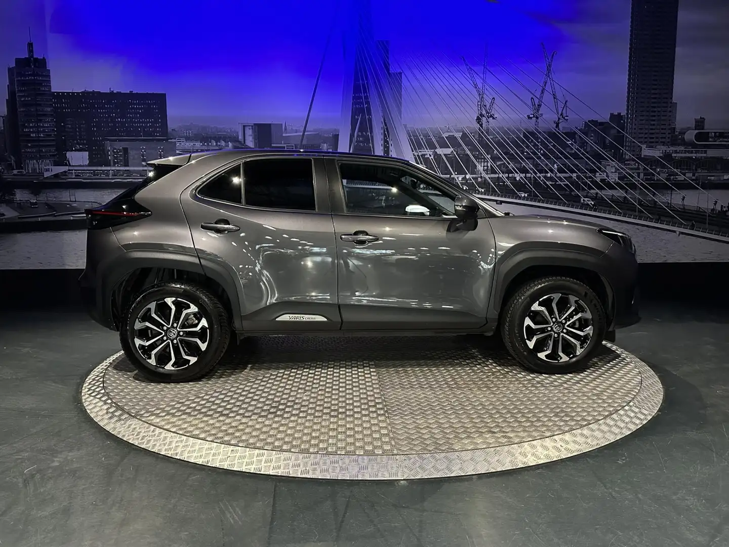 Toyota Yaris Cross 1.5 Hybrid First Edition *1e eigenaar*AllSeason* Grau - 2