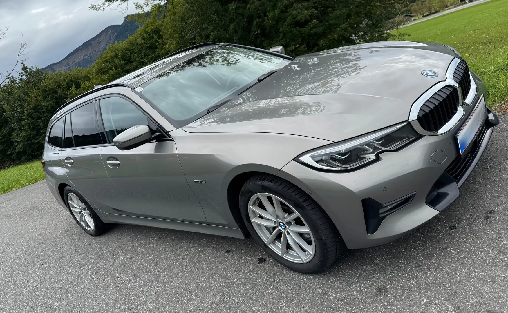 BMW 330 330e PHEV xDrive Touring Aut. Grau - 2