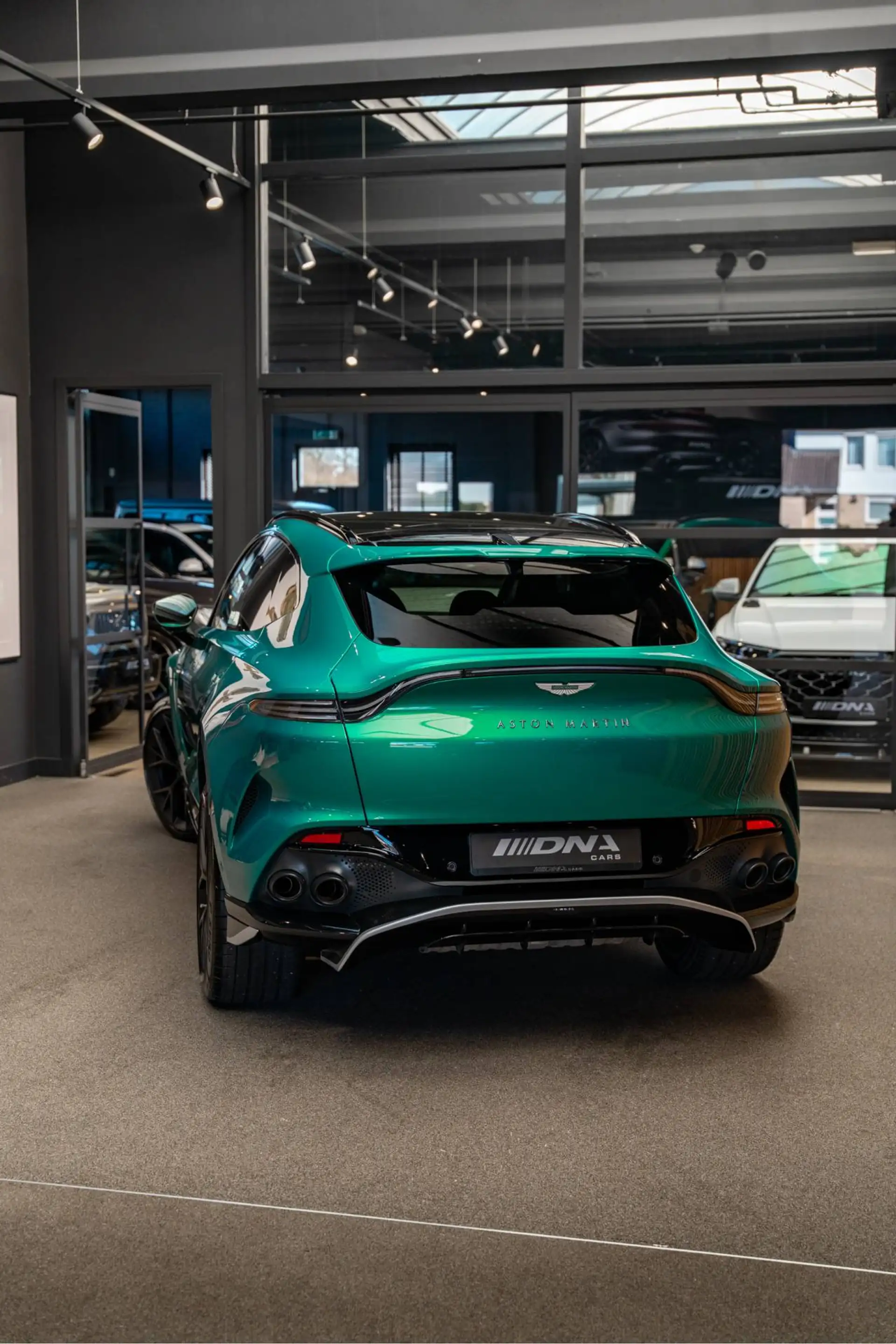Aston Martin DBX 707 AMR Facelift Carbon Podium Green 4.0 V8 707 — photo 23