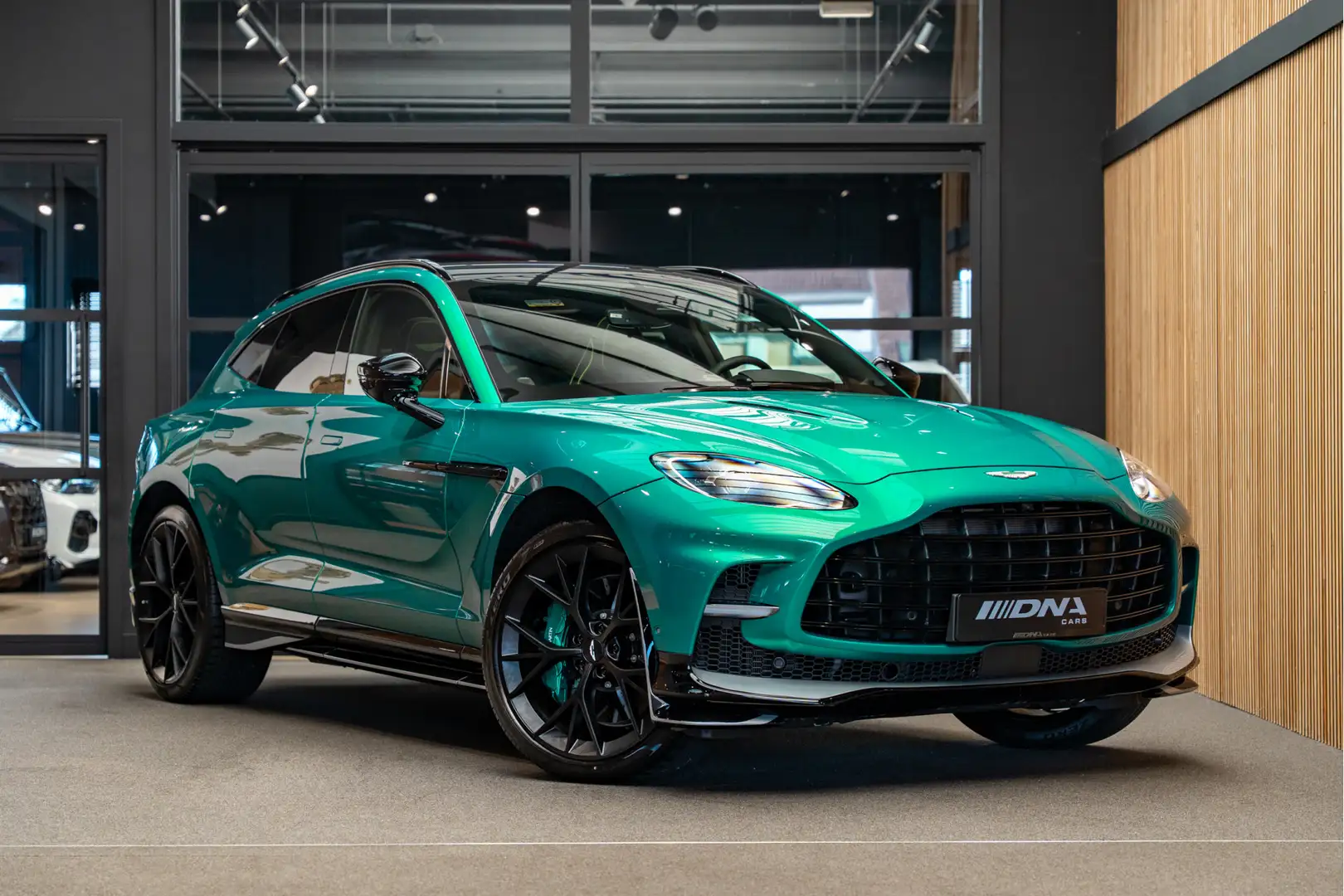 Aston Martin DBX 707 AMR Facelift Carbon Podium Green 4.0 V8 707 Grün - 1