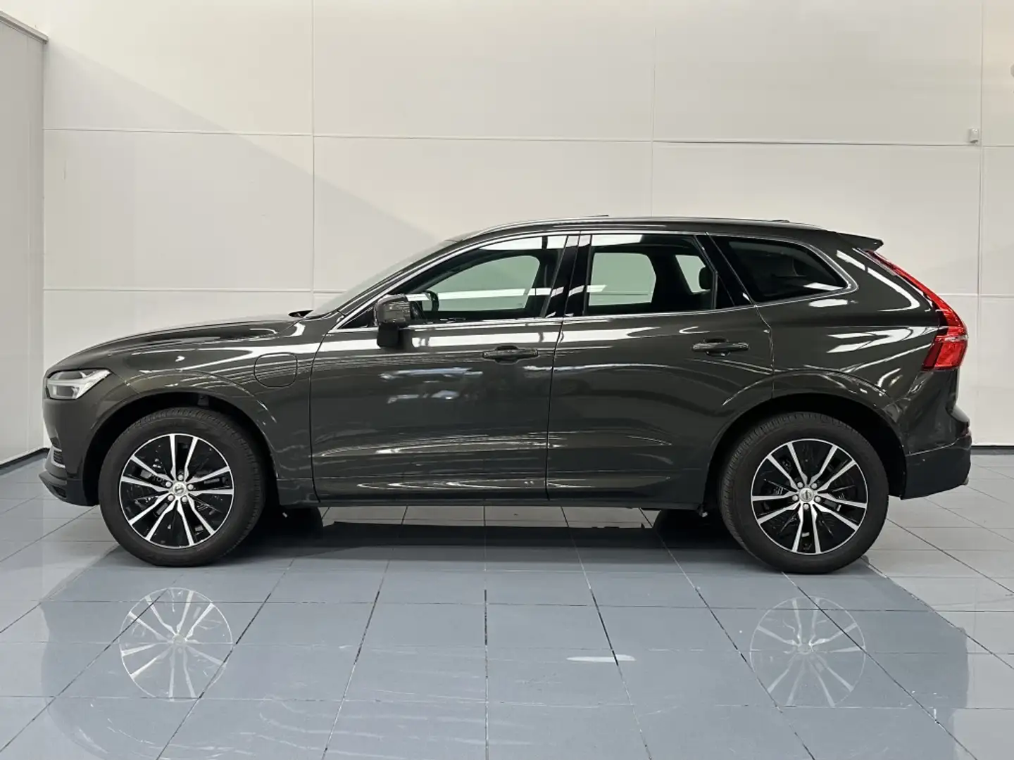 Volvo XC60 T8 Twin Momentum Grau - 2