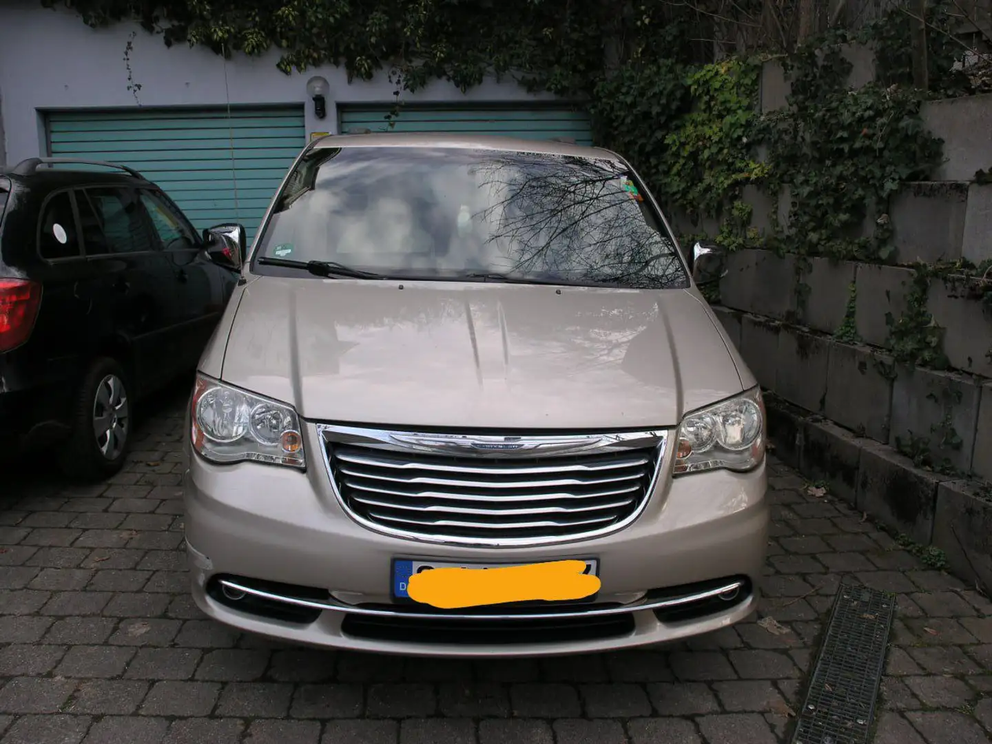 Chrysler Town & Country Gold - 1