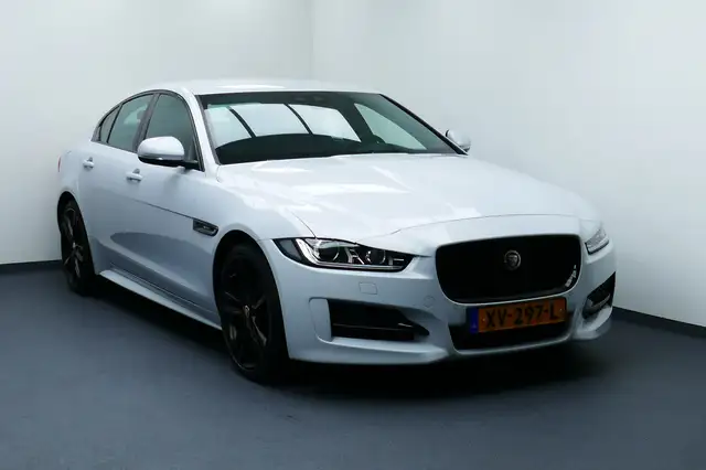 Jaguar XE 2.0t Prestige R-Sport Wit Metallic. 19"LMV, Navi,