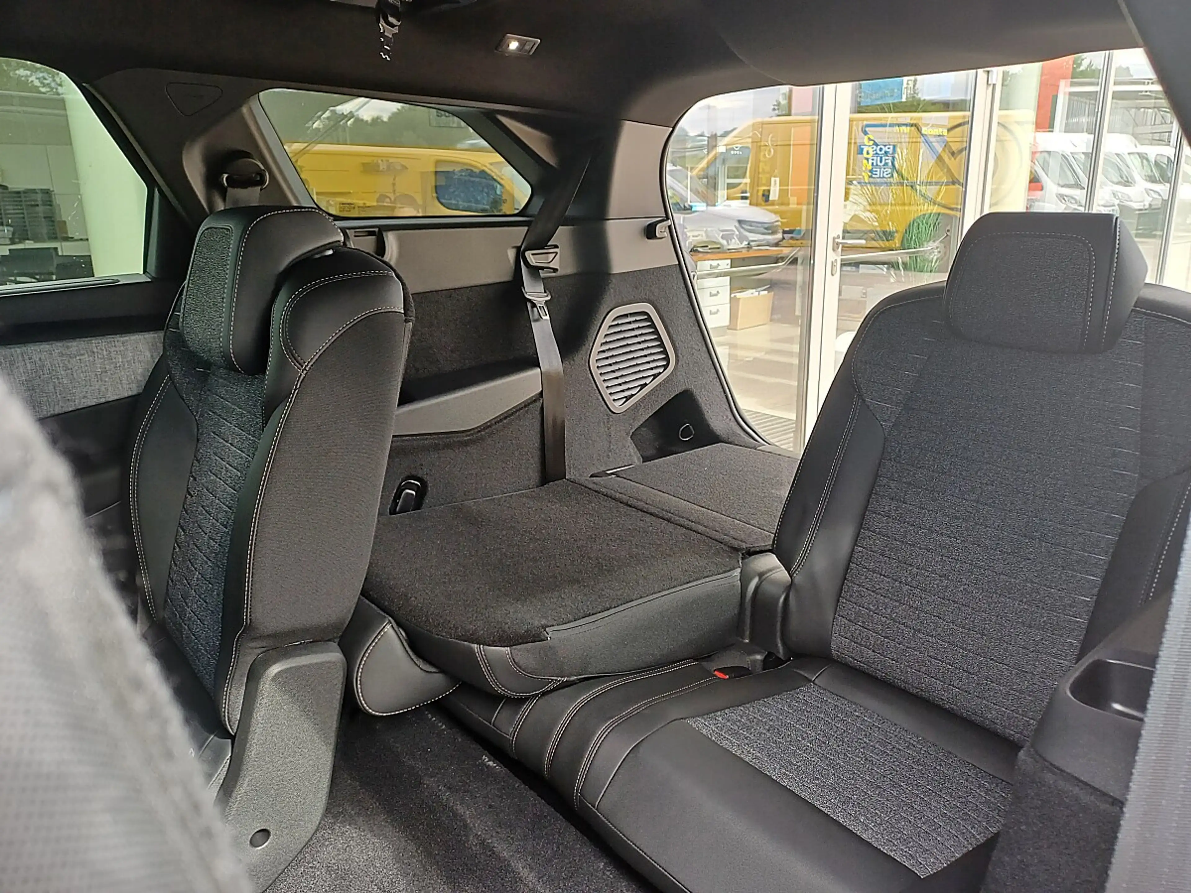 Peugeot 5008 ALLURE Hybrid 145 e-DCS6 — photo 11