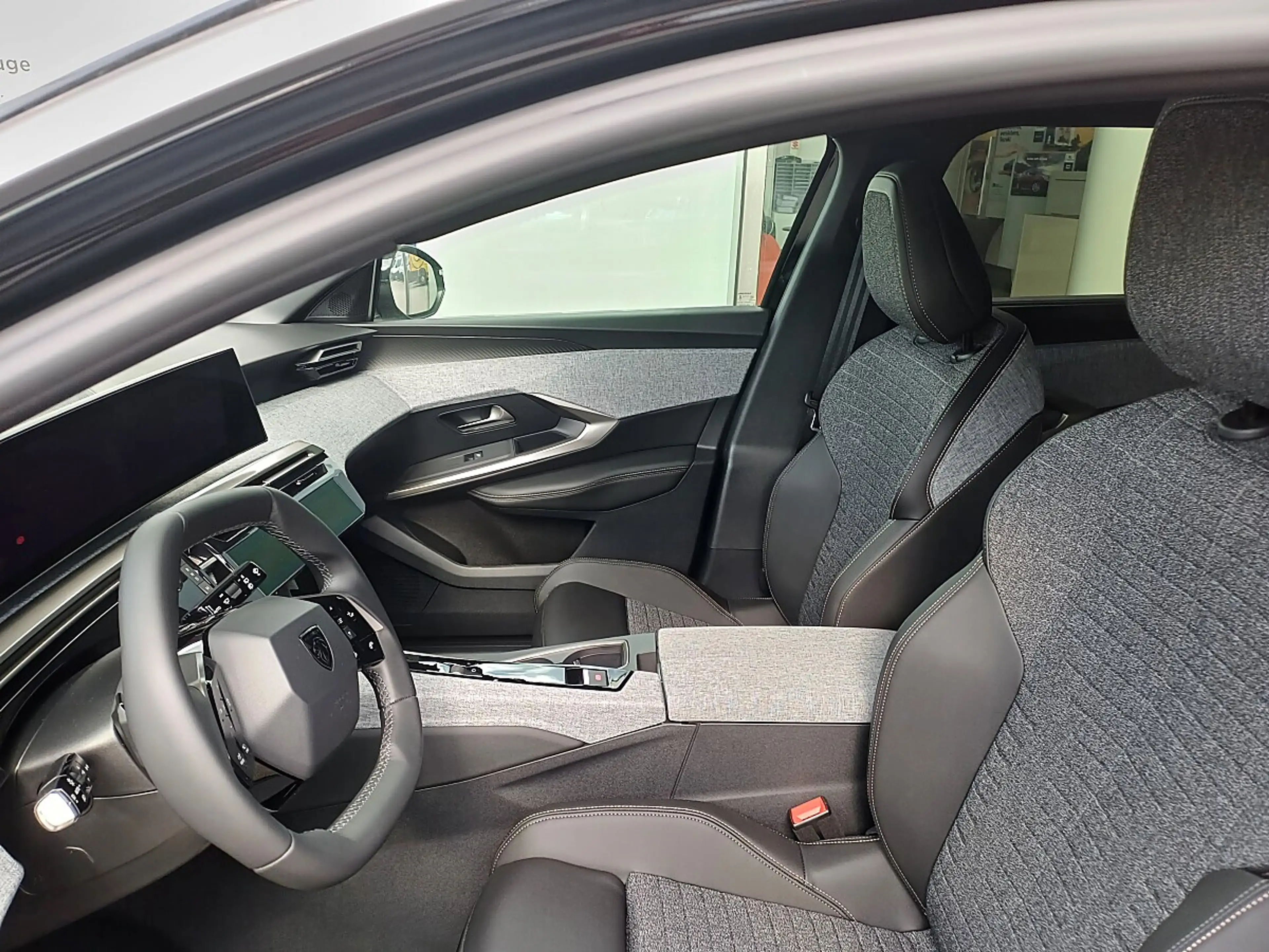 Peugeot 5008 ALLURE Hybrid 145 e-DCS6 — photo 12
