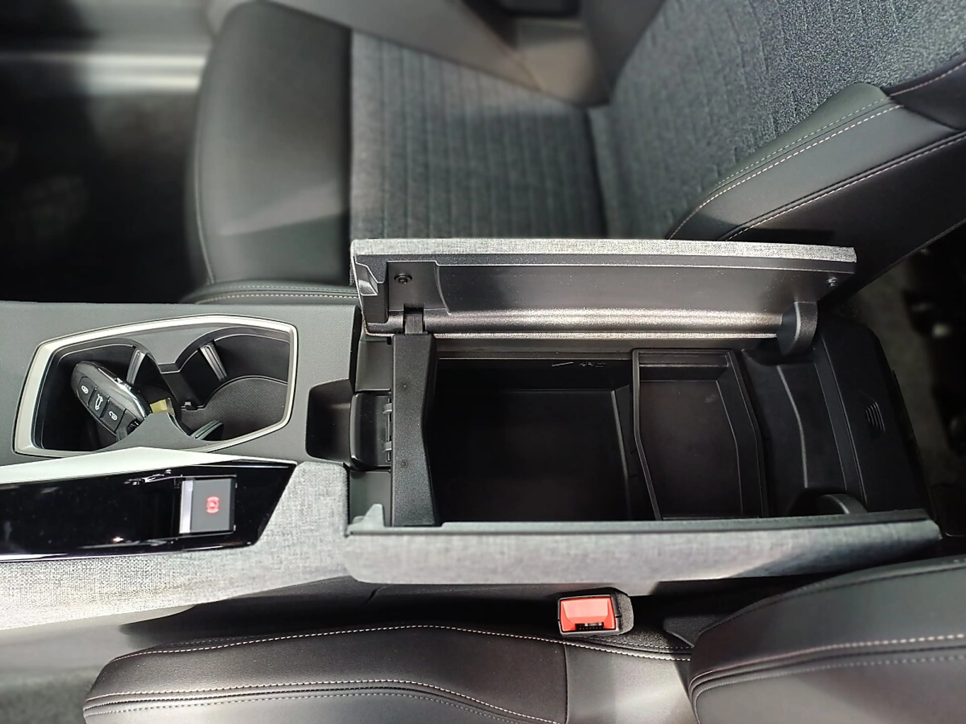 Peugeot 5008 ALLURE Hybrid 145 e-DCS6 — photo 15