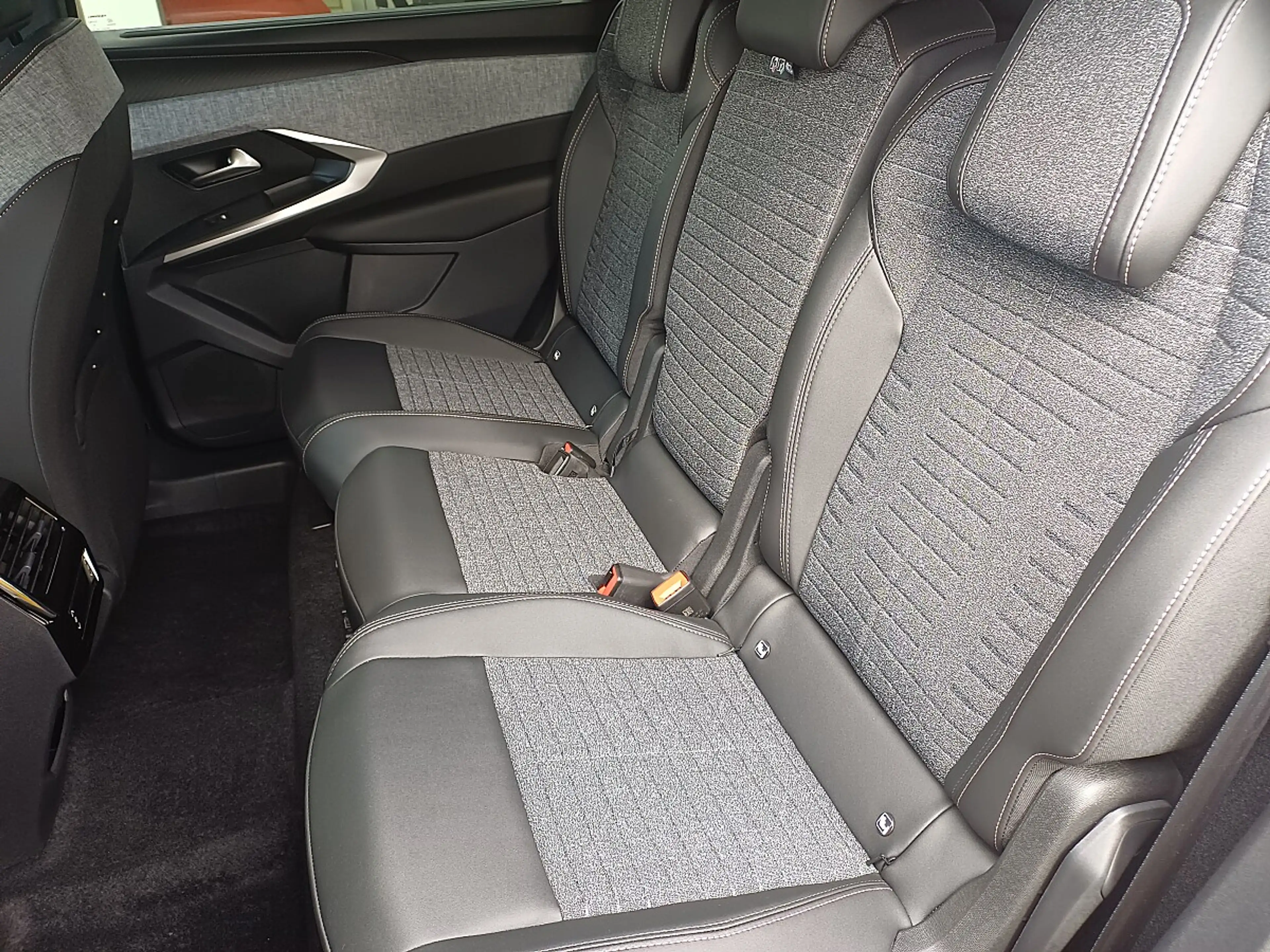 Peugeot 5008 ALLURE Hybrid 145 e-DCS6 — photo 8