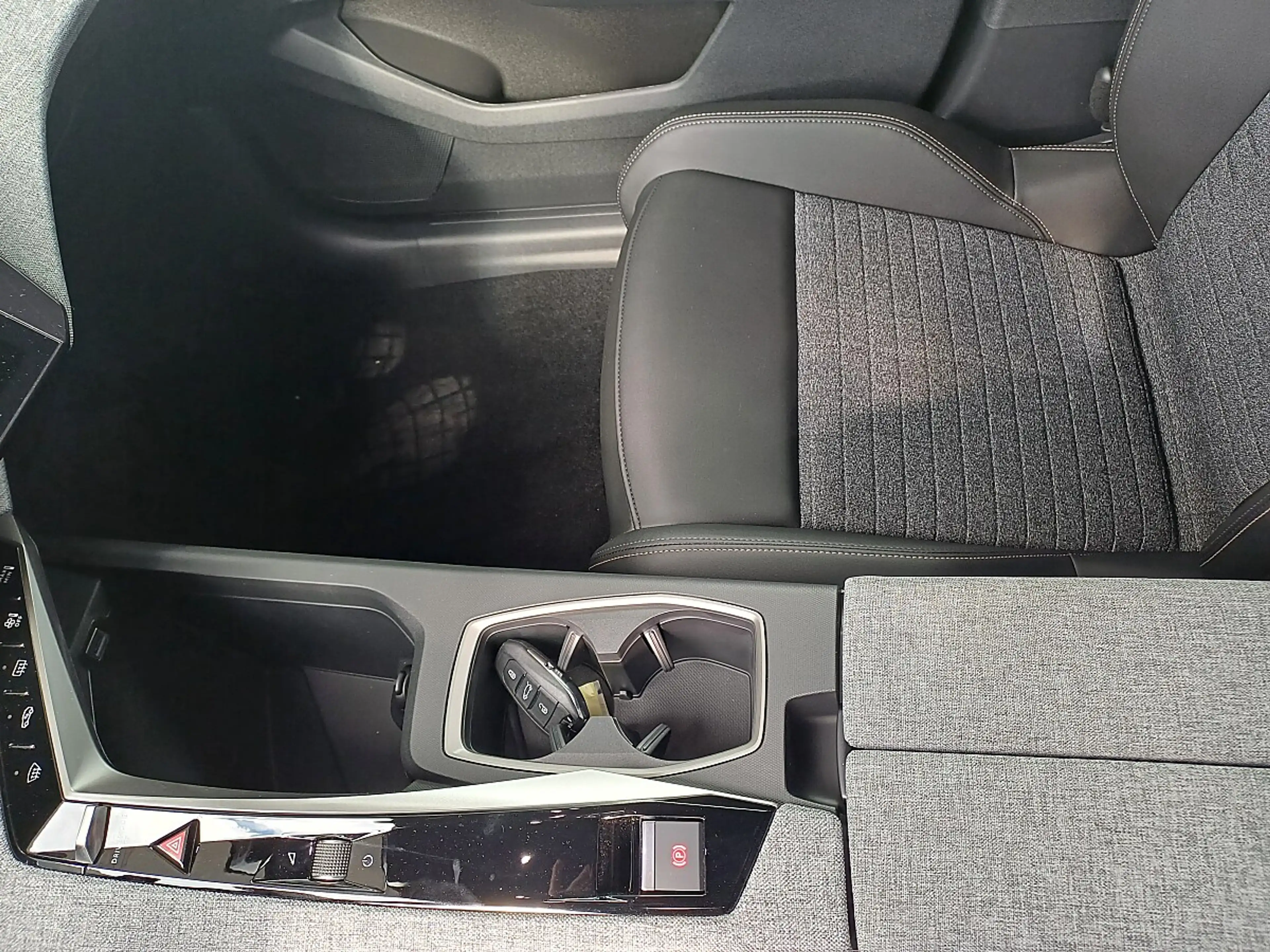 Peugeot 5008 ALLURE Hybrid 145 e-DCS6 — photo 14