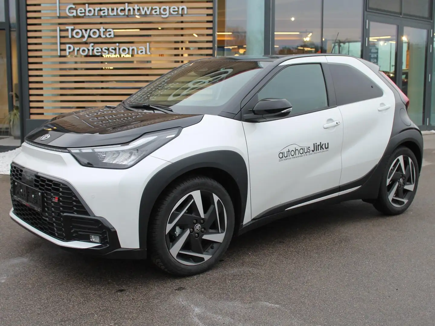 Toyota Aygo X 1,5 VVT-I Hybrid GR-Sport Weiß - 1