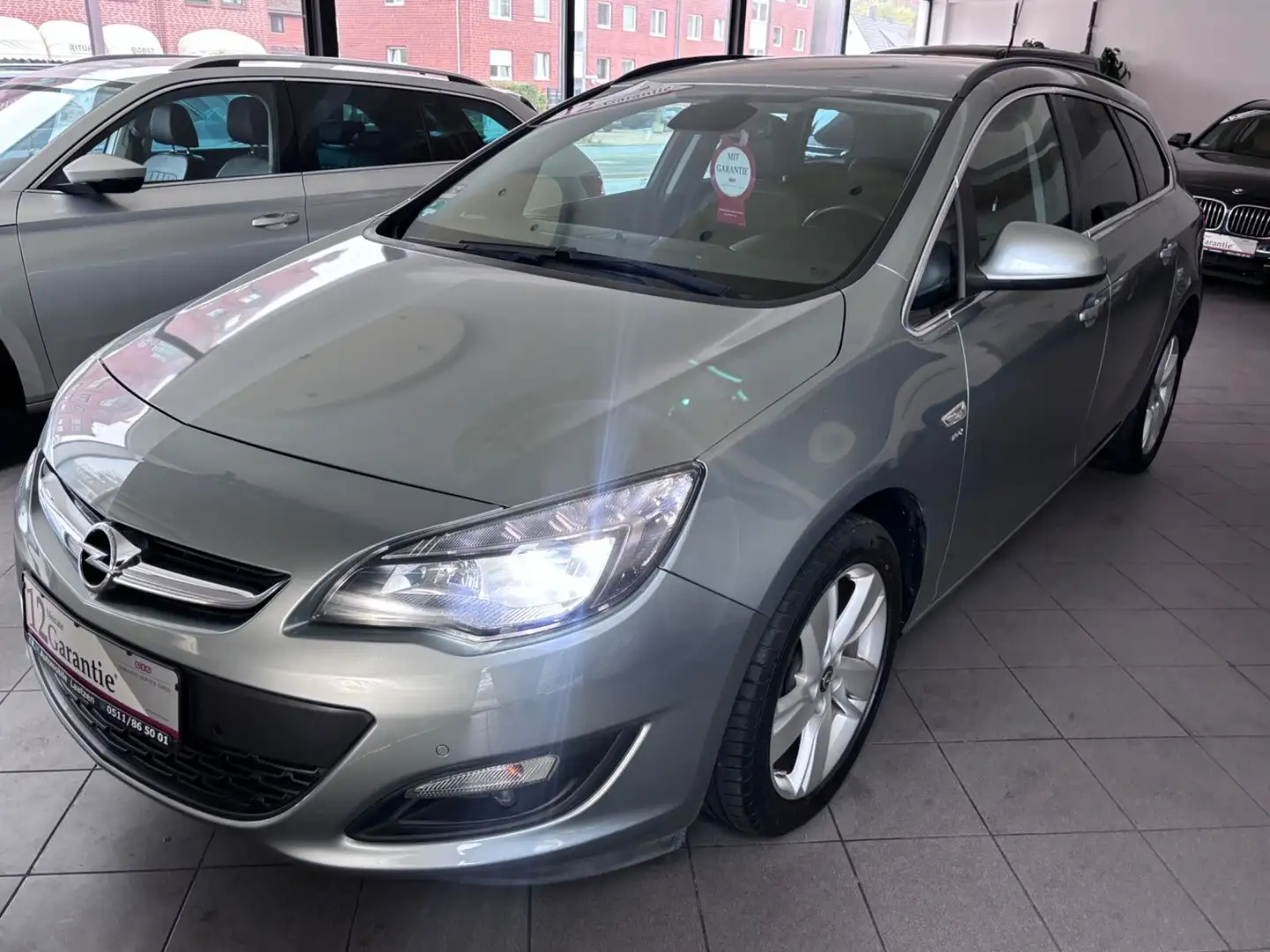 Opel Astra J Sports Leder~Kamera ~AHK~LenkradHeiz~SHZ Silber - 2
