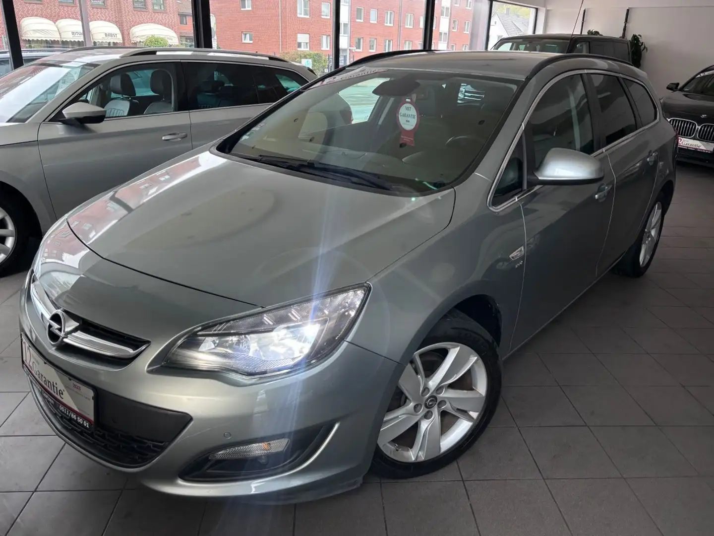 Opel Astra J Sports Leder~Kamera ~AHK~LenkradHeiz~SHZ Silber - 1