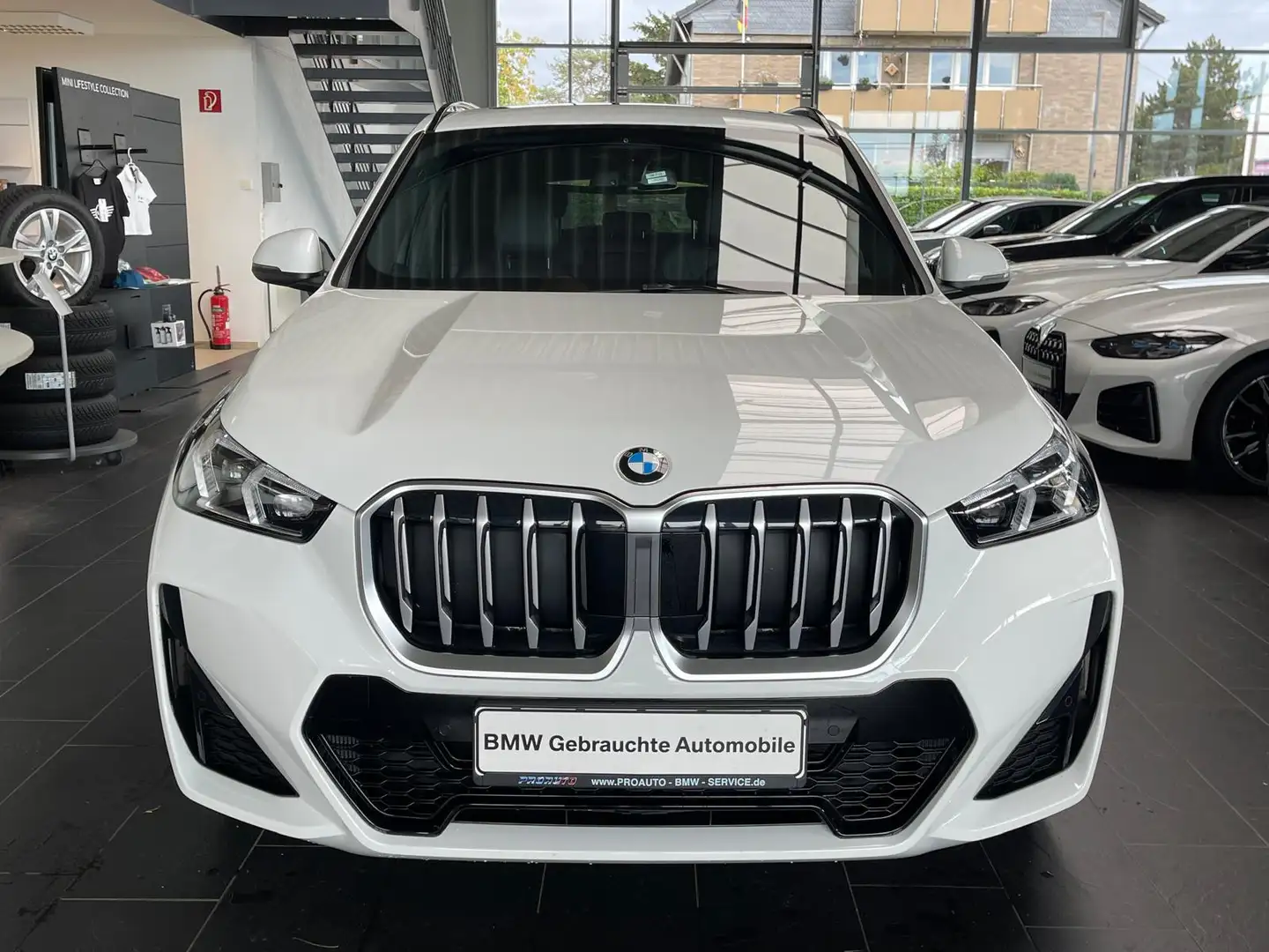 BMW X1 18i sDrive M Sport AHK/PANO/K.Zg/19° Weiß - 2