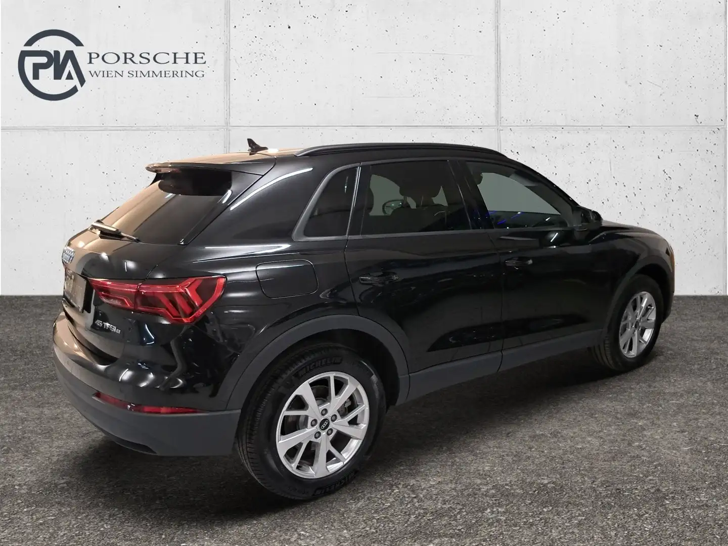 Audi Q3 e-tron 45 TFSI e Schwarz - 2