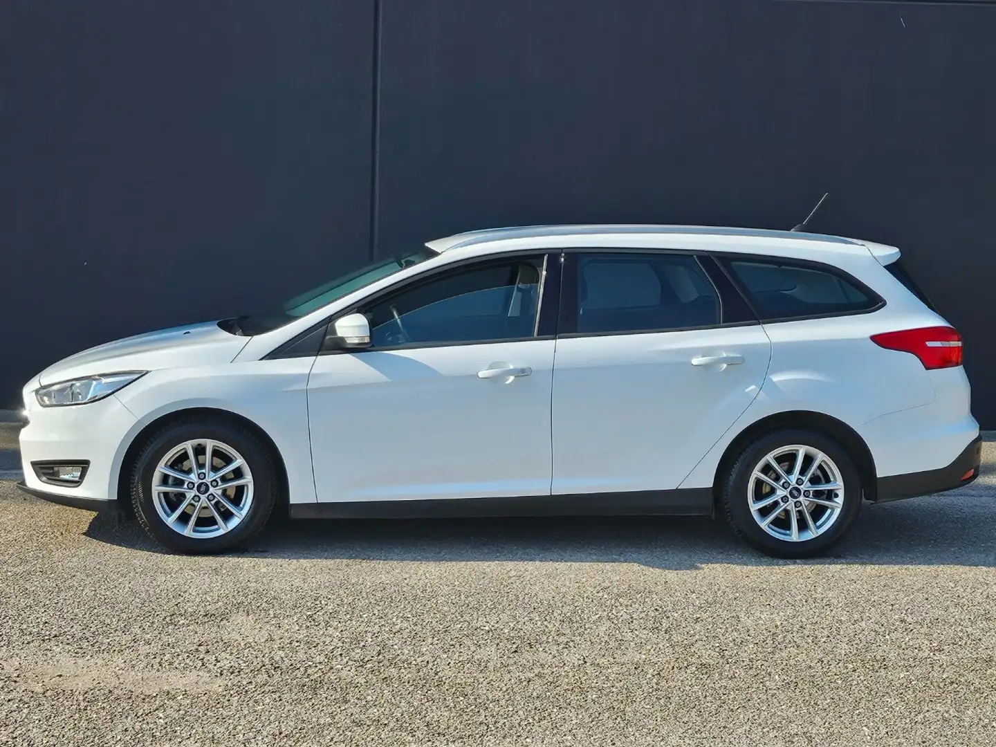 Ford Focus 1.5 TDCi 120 SW Business Navy Bianco - 2