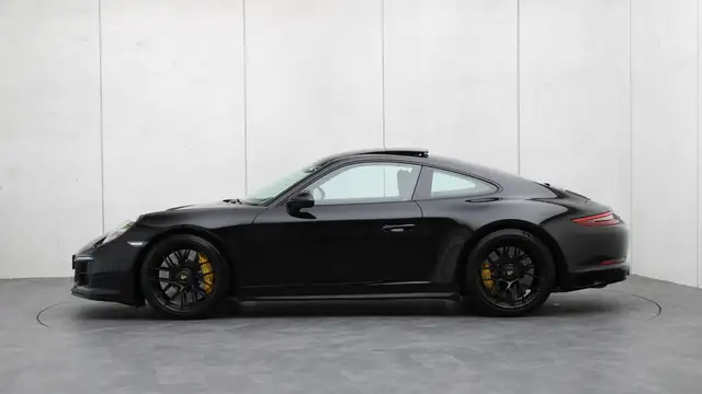 Porsche 911 view 2