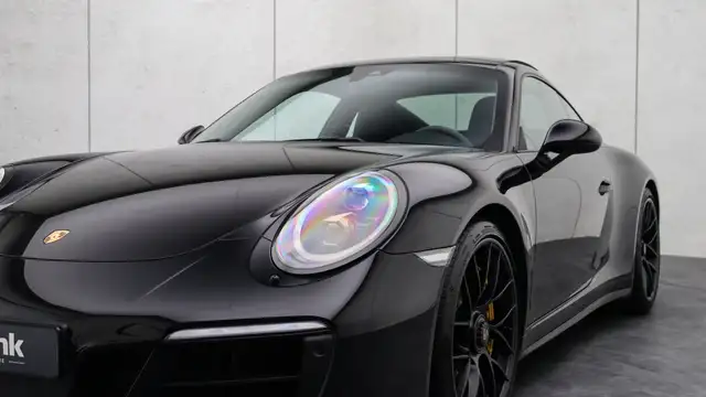 Porsche 911 view 14