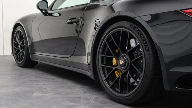 Porsche 911 view 17