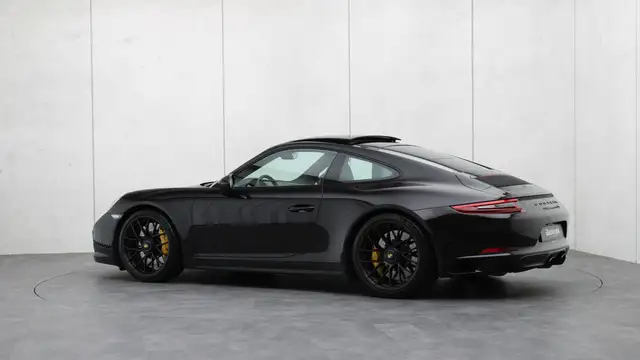 Porsche 911 view 30