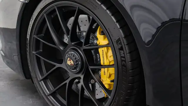Porsche 911 view 7