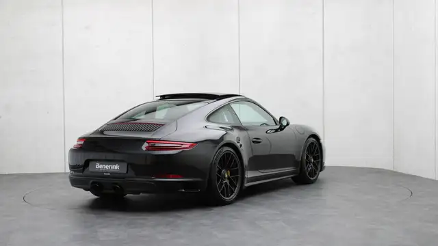 Porsche 911 view 4