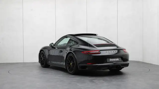 Porsche 911 view 3