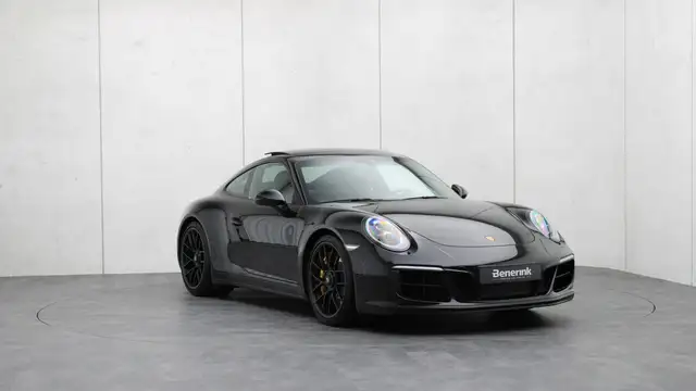 Porsche 911 view 5