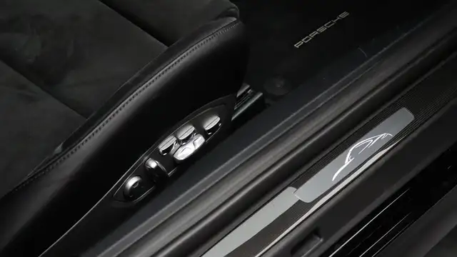Porsche 911 view 12