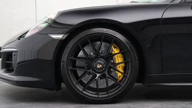 Porsche 911 view 6