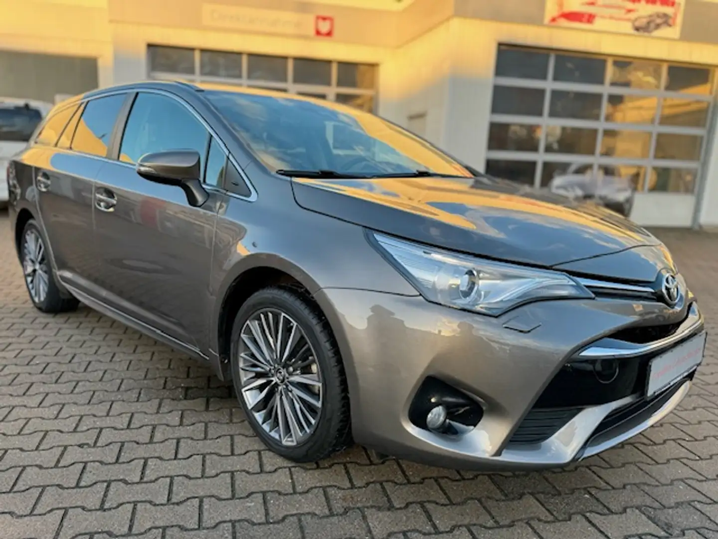 Toyota Avensis Touring Sports 1.8 Edition S+ Brons - 1