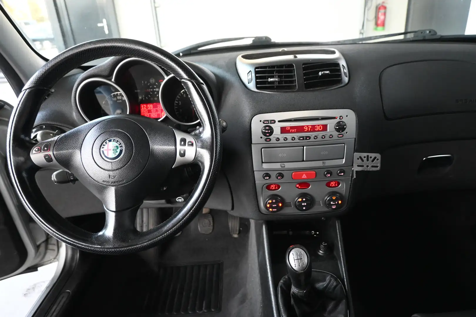 Alfa Romeo 147 1.6 T.Spark Distinctive Airco Cruise Control Direc Grau - 2