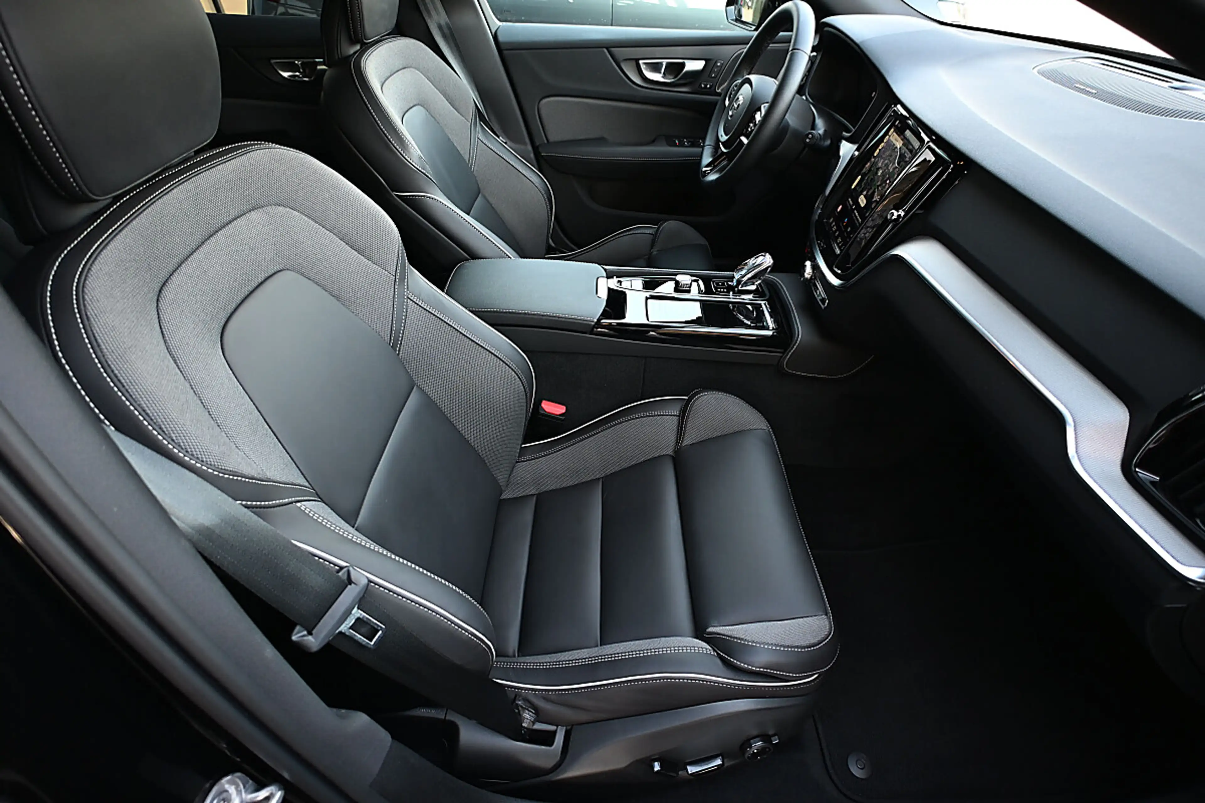 Volvo V60 T6 AWD PHEV Plus Dark Aut. ACC, AHK schwenkbar,... — photo 11