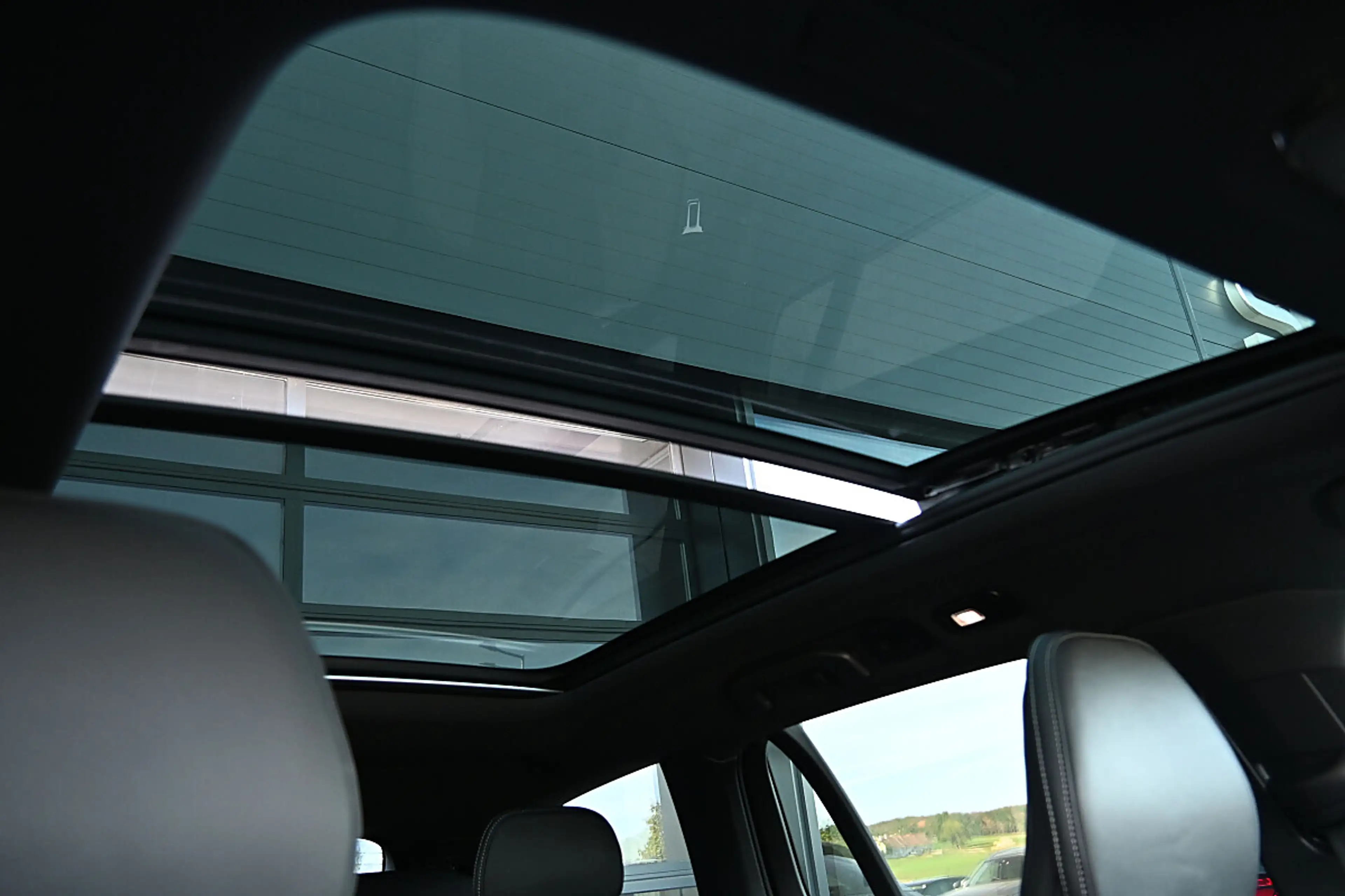 Volvo V60 T6 AWD PHEV Plus Dark Aut. ACC, AHK schwenkbar,... — photo 6