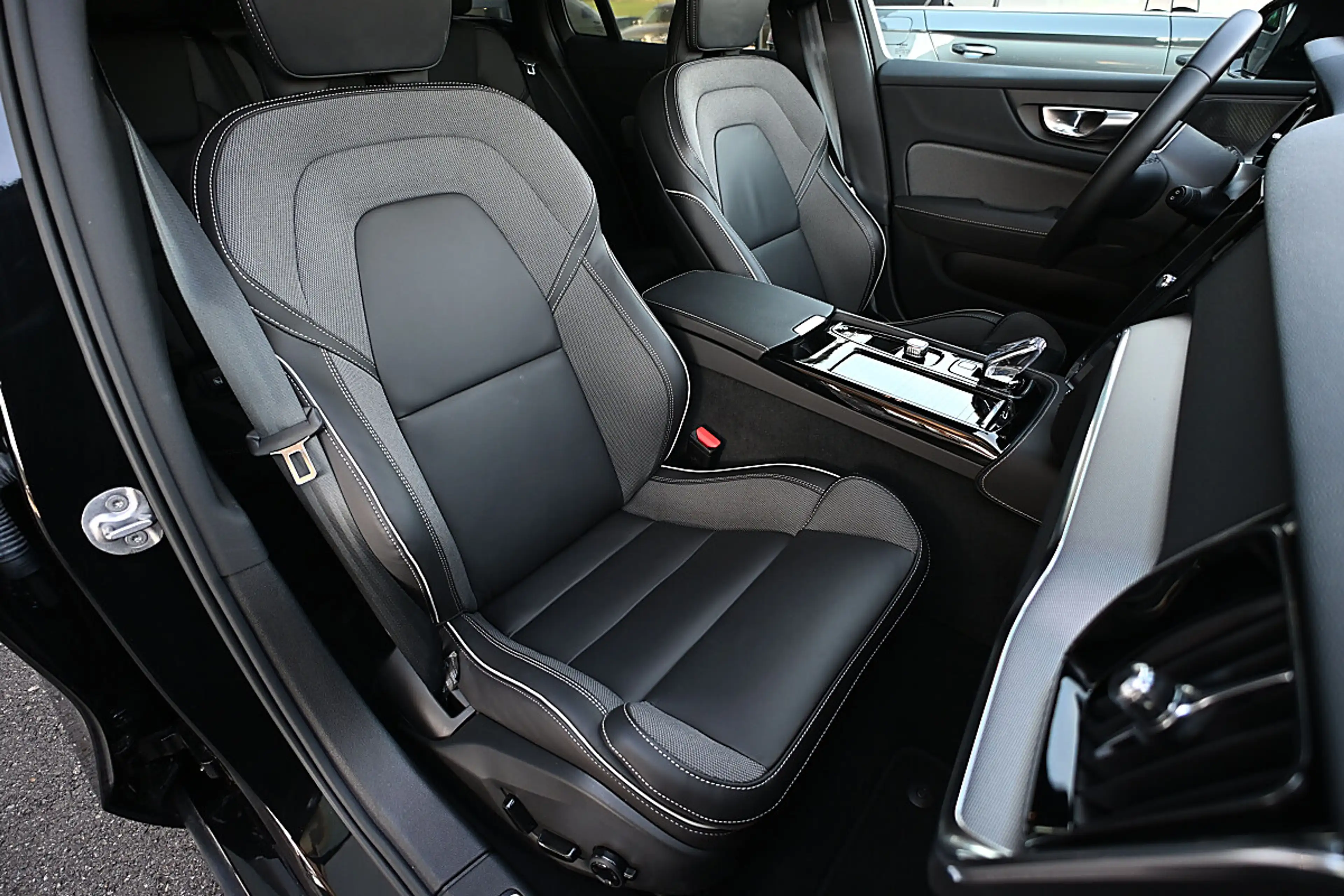 Volvo V60 T6 AWD PHEV Plus Dark Aut. ACC, AHK schwenkbar,... — photo 12